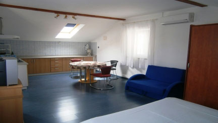Studio Appartmamento Branko con balcone e cucina