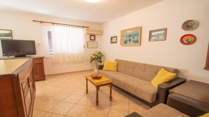 Apartman Mario s terasom i pogledom na more