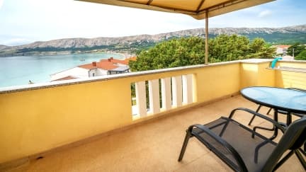 Studio Apartment Cavrak M. 8 with Balcony & Sea View