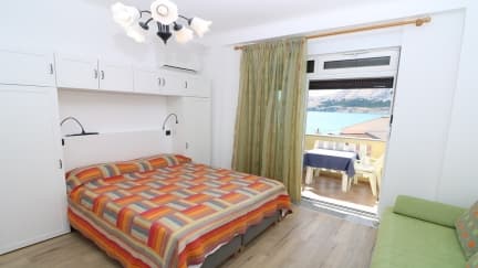 Studio Apartman Cavrak R. 5 s terasom i pogledom na more