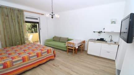 Studio Apartment Cavrak R. 5 with Terrace & Sea View