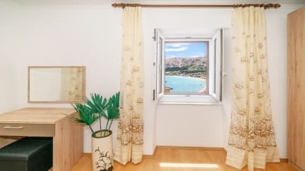 Apartman Sanja s balkonom i pogledom na more