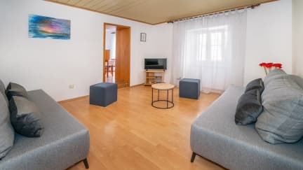 Apartman Sanja s balkonom i pogledom na more