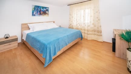 Apartman Sanja s balkonom i pogledom na more