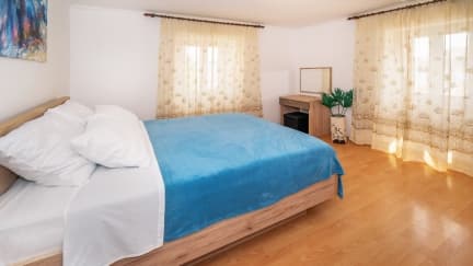 Apartman Sanja s balkonom i pogledom na more