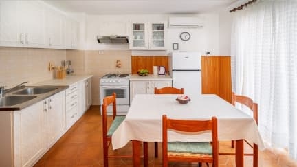 Apartman Sanja s balkonom i pogledom na more