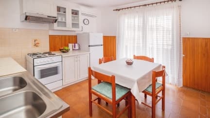 Apartman Sanja s balkonom i pogledom na more