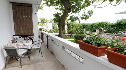 Apartment Sucur with Terrace in the Garden