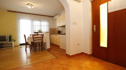 Apartman Sucur s terasom u vrtu