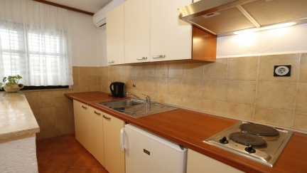 Apartman Sucur s terasom u vrtu