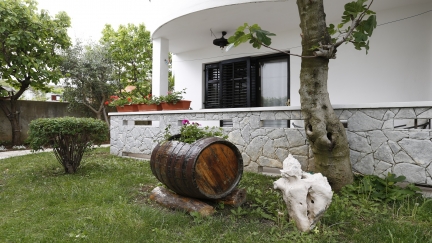 Apartment Sucur with Terrace in the Garden