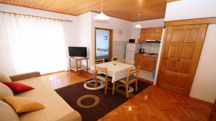 Apartman Nada A2+1 s terasom i pogledom na more