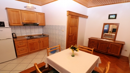 Apartman Nada A2+1 s terasom i pogledom na more