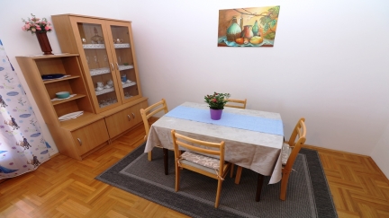 Apartman Nada A4+1 s terasom u mirnom dijelu mjesta