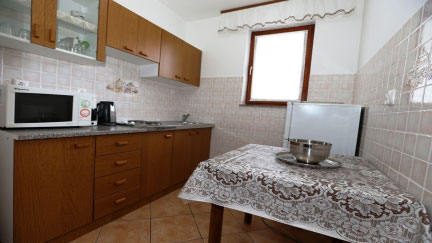 Apartman Nada A4+1 s terasom u mirnom dijelu mjesta