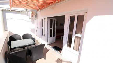 Apartman Viktorija s terasom u mirnom dijelu