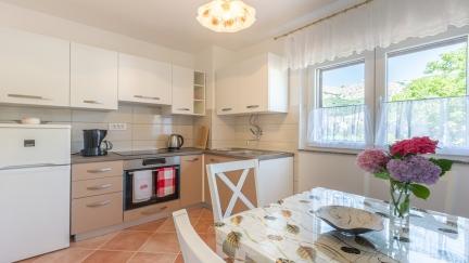 Apartman Beti A/4+1 sa terasom