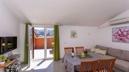 Apartment Vlahinic 3 with Terrace and Sea View