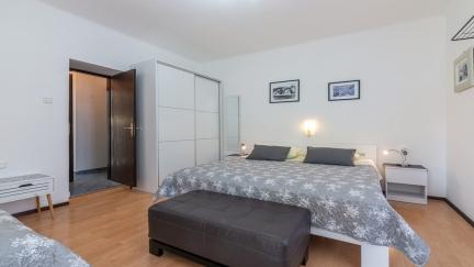 Apartman Luiza s terasom i blizu plaze