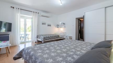 Apartman Luiza s terasom i blizu plaze