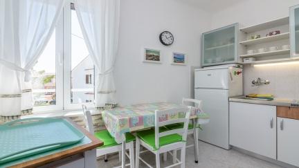 Apartman Luiza s terasom i blizu plaze