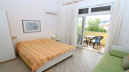 Studio Apartment Cavrak R. 2 with Terrace