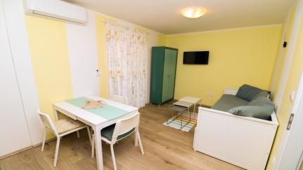 Apartman Aqua s balkonom i pogledom na vrt