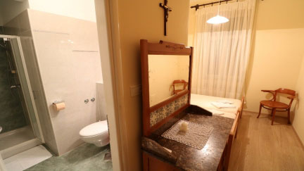 Double Room Three Angels 5 with Private Bathroom and close to the Beach
