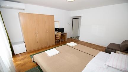 Dreibettzimmer Albina 3 mit Balkon in ruhiger Lage