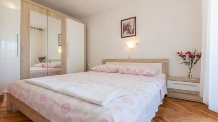 Apartman Meri 4 s dvokrevetnom sobom i balkonom