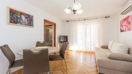 Apartman Meri 4 s dvokrevetnom sobom i balkonom