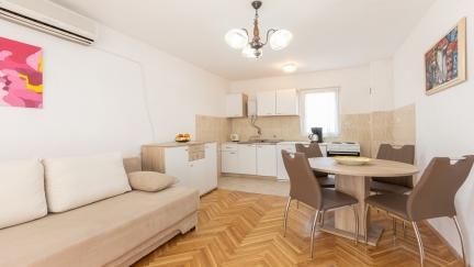 Apartman Meri 4 s dvokrevetnom sobom i balkonom