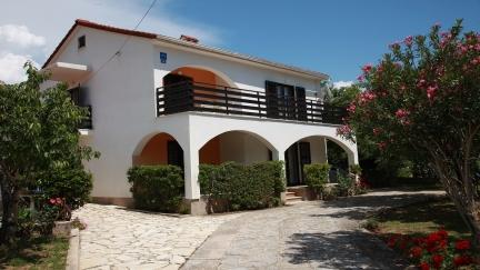 Apartment Luna with Balcony and Garden