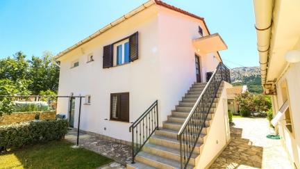 Apartment Luna with Balcony and Garden