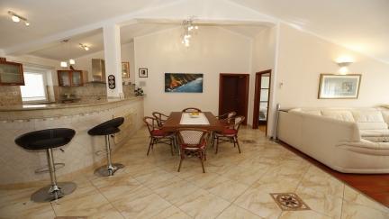 Modern apartman Bojan terasszal es kilatassal a tengerre