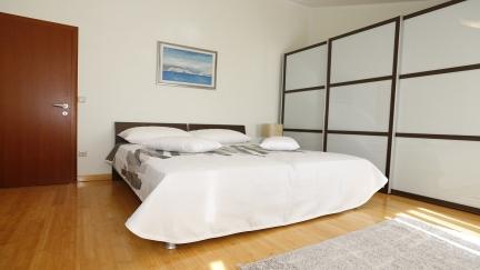 Modern apartman Bojan terasszal es kilatassal a tengerre