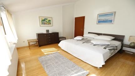 Modern apartman Bojan terasszal es kilatassal a tengerre