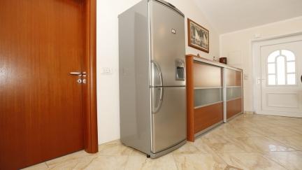 Modern apartman Bojan terasszal es kilatassal a tengerre