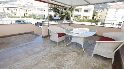 Modern apartman Bojan terasszal es kilatassal a tengerre