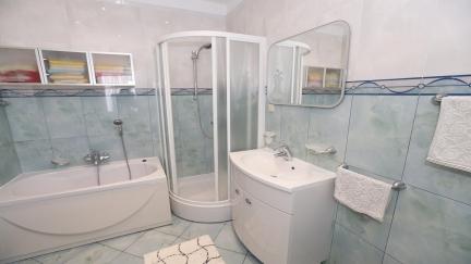 Modern apartman Bojan terasszal es kilatassal a tengerre