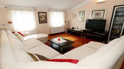 Modern apartman Bojan terasszal es kilatassal a tengerre