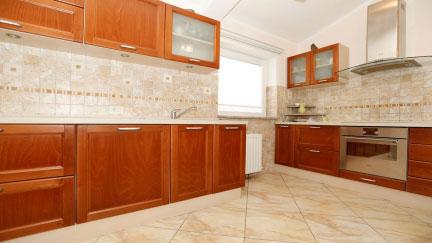 Modern apartman Bojan terasszal es kilatassal a tengerre