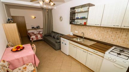 Studio Apartment Magla with terrace and extra bed