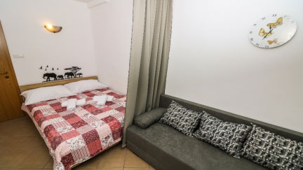 Studio Apartment Magla with terrace and extra bed