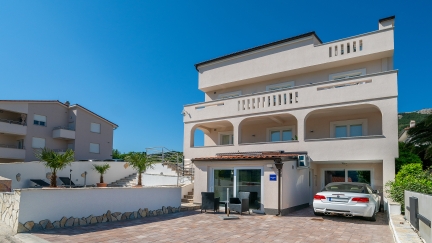 Apartman Gerta 2 s balkonom i pogledom na more