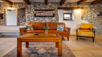 Rustic Stonehouse with Jacuzzi