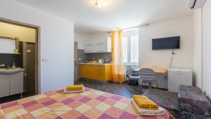 Studio Apartman Alina uz more