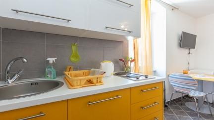 Studio Apartman Alina uz more