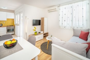 Apartment Damir with Balcony in Quiet Area