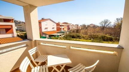 Apartment Damir with Balcony in Quiet Area